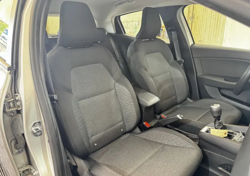 Vue intérieure côté conducteur de la Renault Clio Business TCe 100 2020, sièges tissu gris et levier de vitesse manuel.