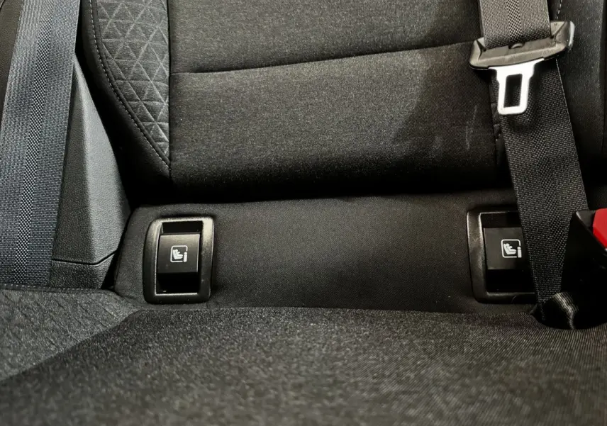 Détail de la banquette arrière noire de la Renault Clio Business TCe 100 2020 avec attaches Isofix visibles.