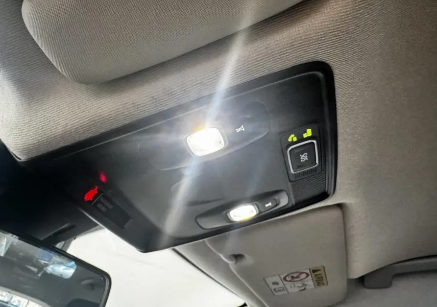 Plafonnier intérieur allumé avec boutons SOS et éclairage de lecture, Renault Clio Business TCe 100 2020 gris clair.