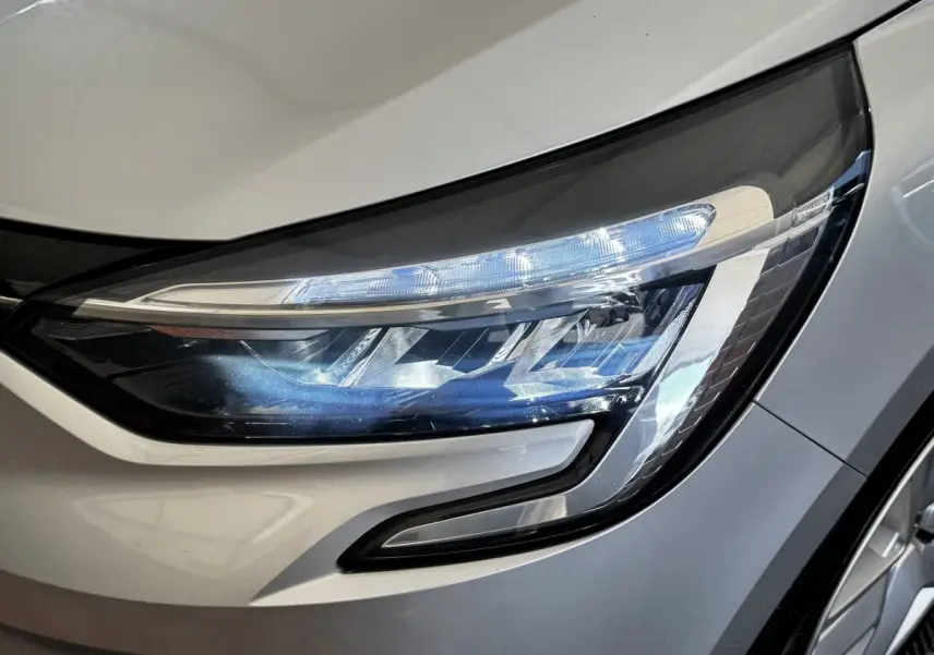 Gros plan sur le phare avant droit LED de la Renault Clio Business TCe 100 gris clair de 2020.