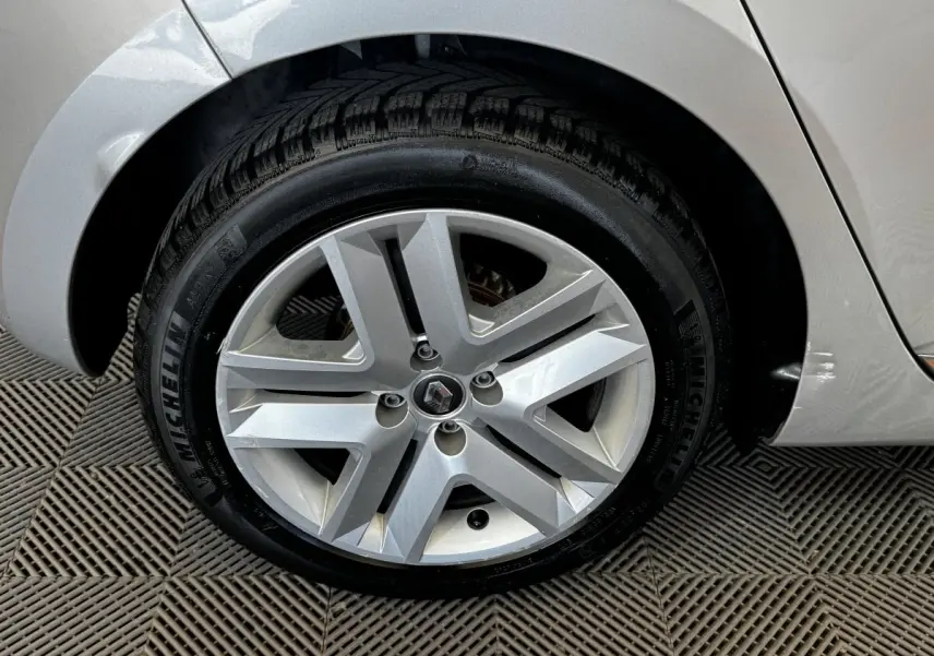Gros plan sur la roue avant droite gris clair de la Renault Clio Business TCe 100 avec jante alliage distinctive.