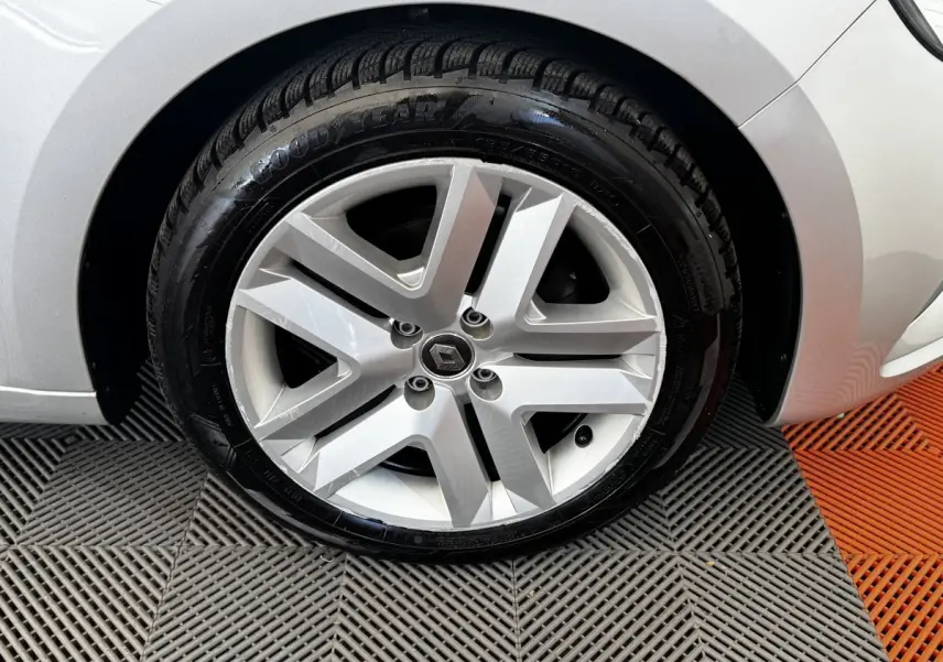 Gros plan sur la roue avant droite gris clair d'une Renault Clio Business TCe 100 avec jante alliage à cinq branches.