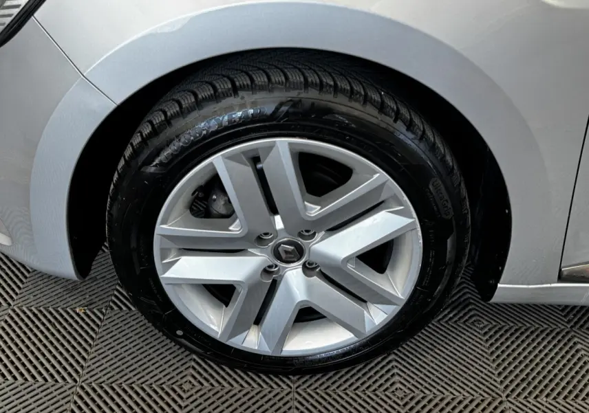 Gros plan sur la roue avant droite grise d'une Renault Clio Business TCe 100 avec jante alliage à cinq branches.