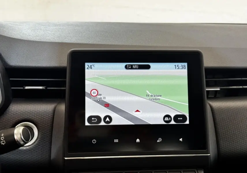 Écran tactile central de navigation 3D affichant une carte, dans le tableau de bord d'une Renault Clio Business gris clair.