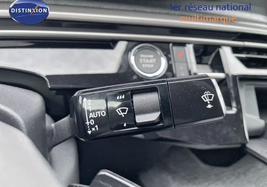 Gros plan sur la commande d'essuie-glace du Peugeot 3008 Hybrid noir perle, avec bouton start visible en arrière-plan.
