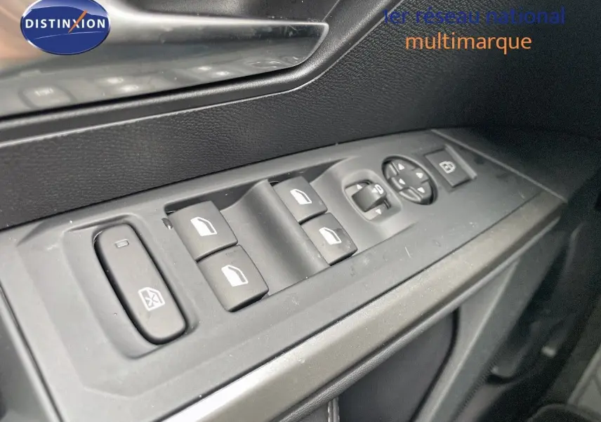 Commande des vitres et réglage des rétroviseurs côté conducteur du Peugeot 3008 noir perle métal, intérieur moderne.