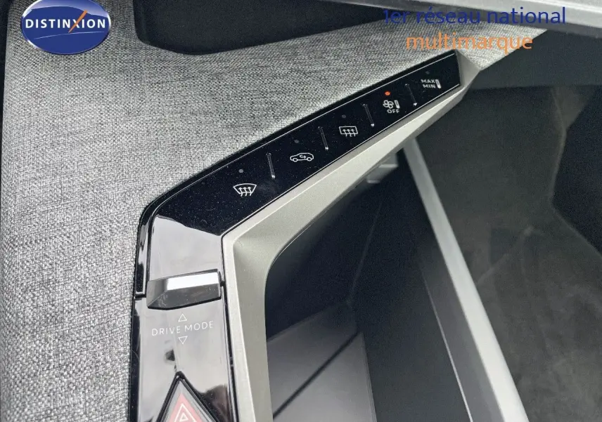 Vue rapprochée de la console centrale du Peugeot 3008 Hybrid 2025, mettant en valeur les commandes tactiles et le bouton Drive Mode.