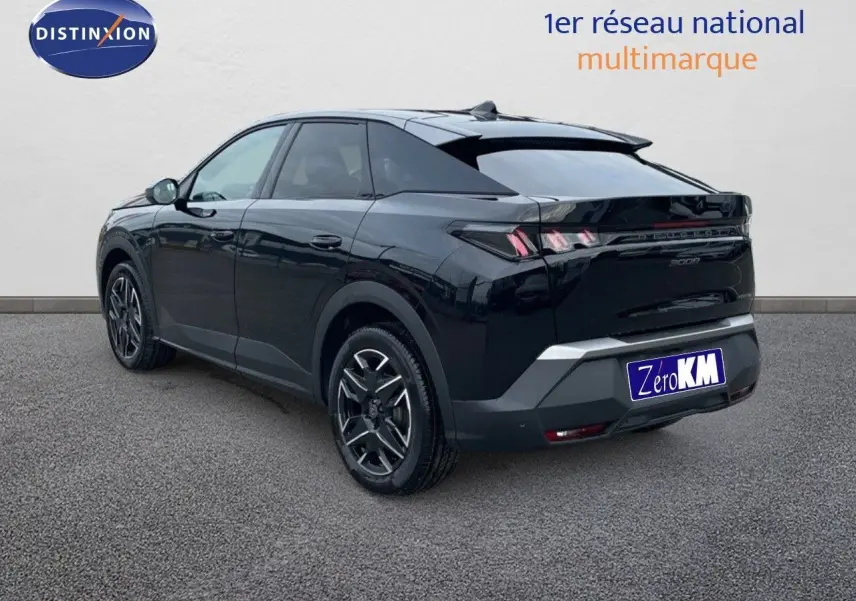 Vue 3/4 arrière droite d'un Peugeot 3008 noir perle métal 2025 hybride avec jantes biton et feux LED distinctifs.
