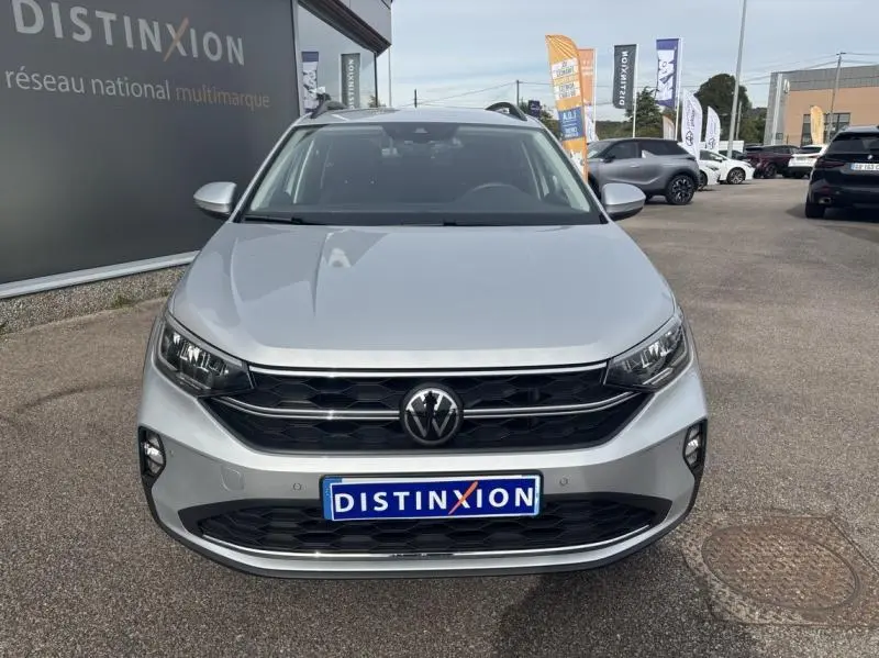 Volkswagen Taigo 2025 en Reflet d'Argent métallisée, vue frontale avec calandre noire et logo VW central.