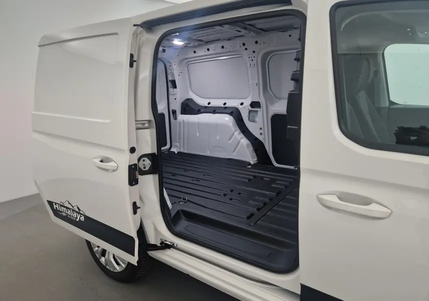 Panneau de commandes des vitres et rétroviseurs côté conducteur du Volkswagen Caddy Maxi blanc 2025, intérieur noir.