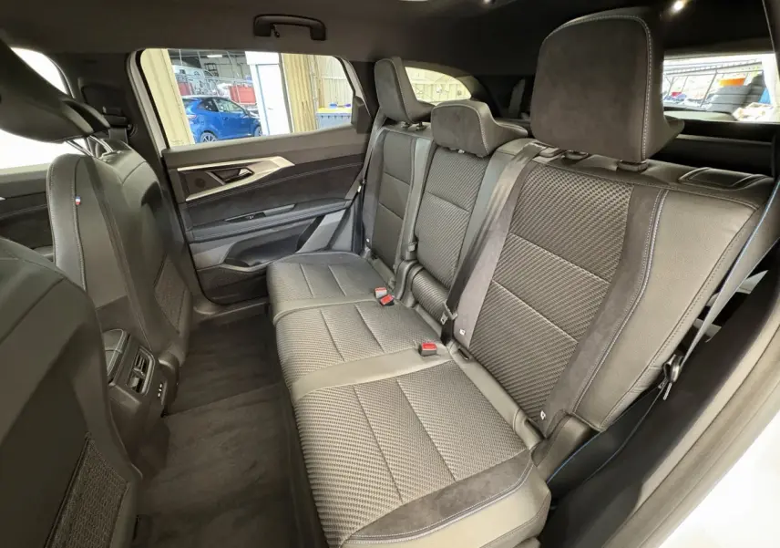 Vue intérieure côté droit sur la banquette arrière en cuir noir du Renault Espace Esprit Alpine 2025.