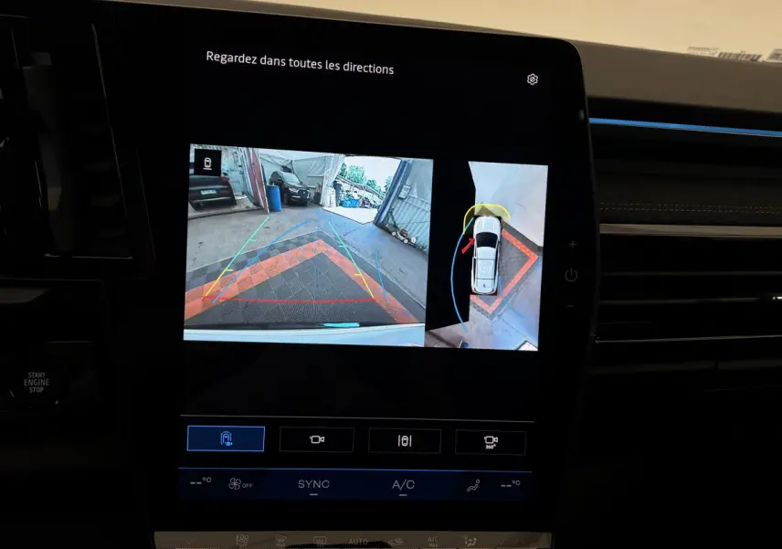 Écran tactile intérieur montrant la caméra de recul et vue à 360° du Renault Espace blanc esprit Alpine 2025.