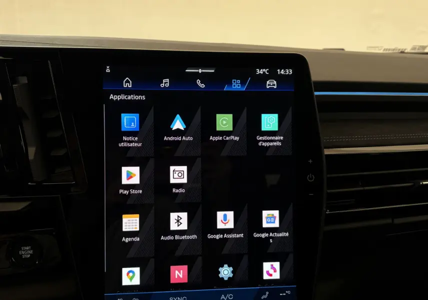 Écran tactile central affichant les applications multimédia dans l’habitacle d’un Renault Espace blanc, vue intérieure frontale.