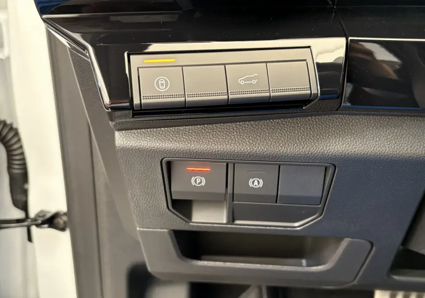 Gros plan sur les commandes noires du tableau de bord côté conducteur du Renault Espace blanc esprit Alpine 2025.