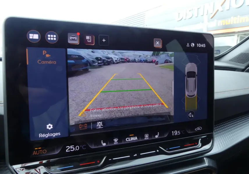 Écran tactile intérieur affichant la caméra de recul du CUPRA Formentor gris magnétique, vue arrière avec aides au stationnement.