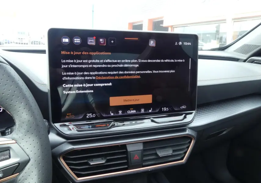 Écran tactile HD 12,9'' du tableau de bord du Cupra Formentor 2025, ambiance intérieure avec surpiqûres cuivrées.