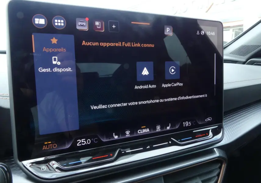 Écran tactile HD 12,9'' du système d'info-divertissement du CUPRA Formentor 2025, vue intérieure côté droit.