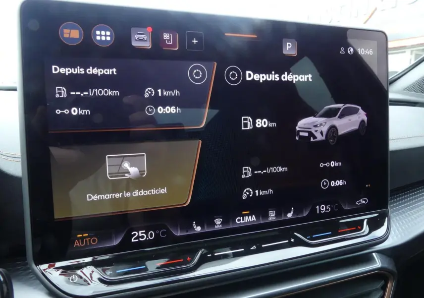 Écran tactile intérieur du tableau de bord du CUPRA Formentor 2025 affichant les données de conduite et la climatisation.