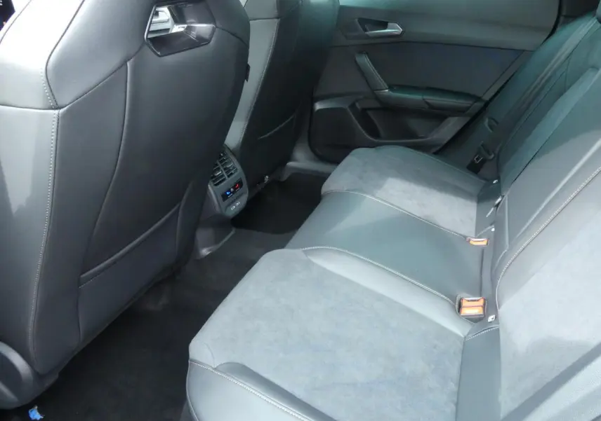 Vue côté droit de la banquette arrière gris suédine et cuir avec surpiqûres cuivrées du CUPRA Formentor 2025.