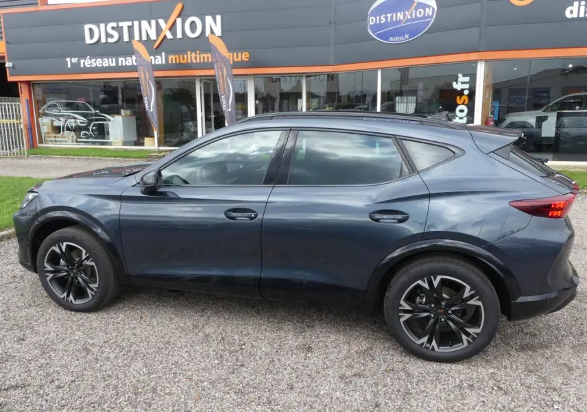 Profil droit du CUPRA Formentor gris magnétique 2025 avec jantes alliage noires et toit panoramique visible.