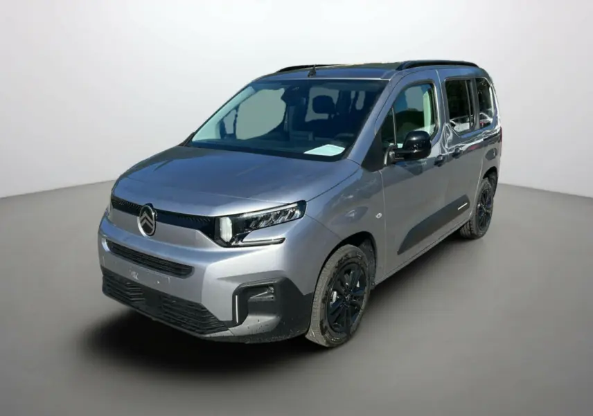Citroën Berlingo BlueHDi 130 gris Artense en 3/4 avant droit avec jantes noires et barres de toit visibles.