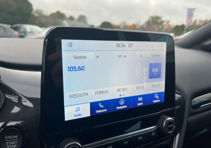 Écran tactile central du Ford Puma 2022 affichant la radio FM et les options de navigation et téléphone.