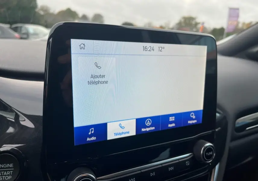 Écran tactile central du Ford Puma 2022 affichant le menu téléphone et navigation, intérieur noir moderne.