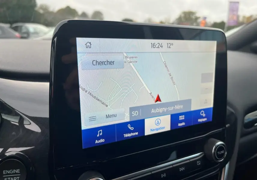 Écran tactile de navigation intérieure du Ford Puma 2022 montrant la carte et les options multimédia.