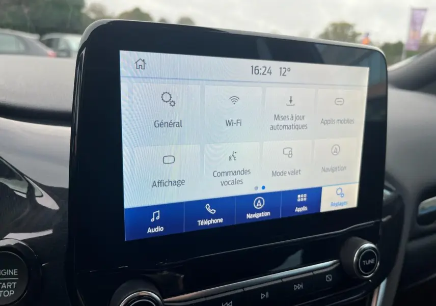 Écran tactile central du Ford Puma 2022 affichant les réglages, avec commandes audio et navigation visibles.
