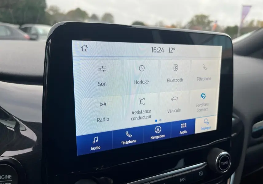 Écran tactile central du Ford Puma 2022 montrant les options audio, navigation et assistance conducteur.