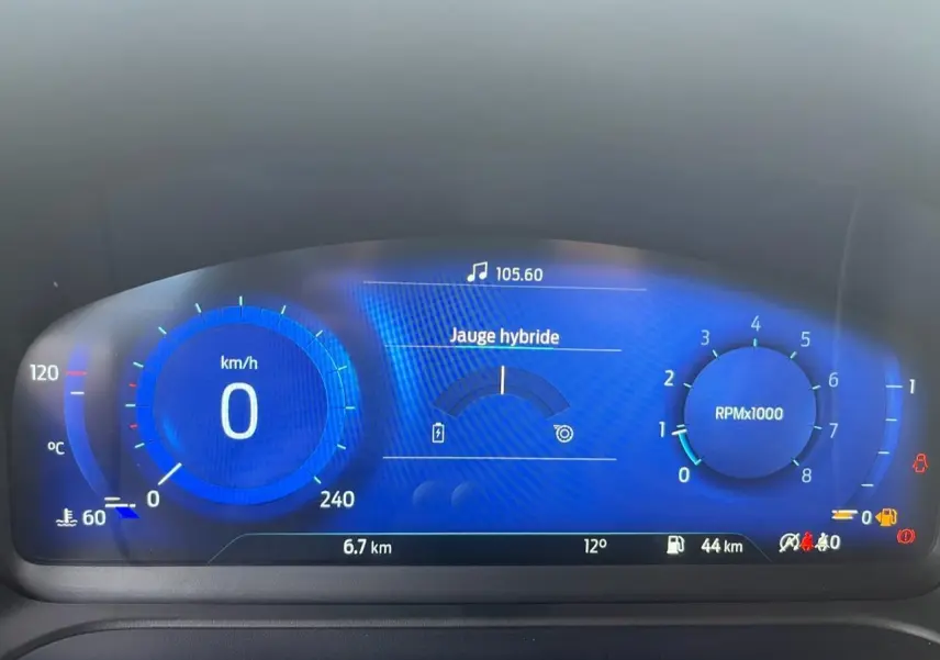 Tableau de bord numérique bleu de la Ford Puma 2022, affichant jauge hybride et compte-tours à 0 rpm.