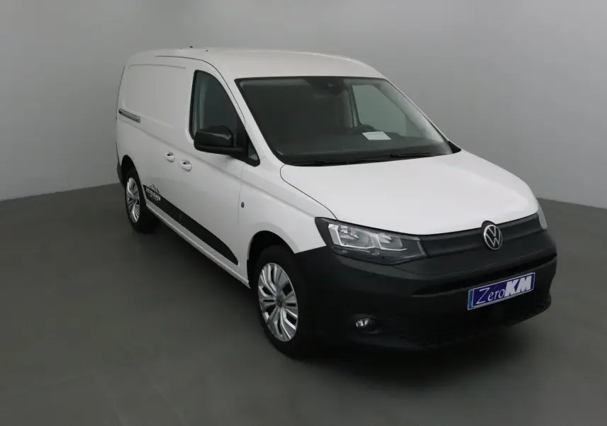 Volkswagen Caddy Maxi blanc en 3/4 avant droit avec pare-chocs noir et logo Himalaya sur la porte arrière.