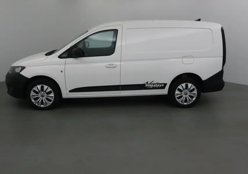 Profil côté gauche d'un Volkswagen Caddy Maxi blanc avec bande noire et logo Himalaya, vue en intérieur neutre.