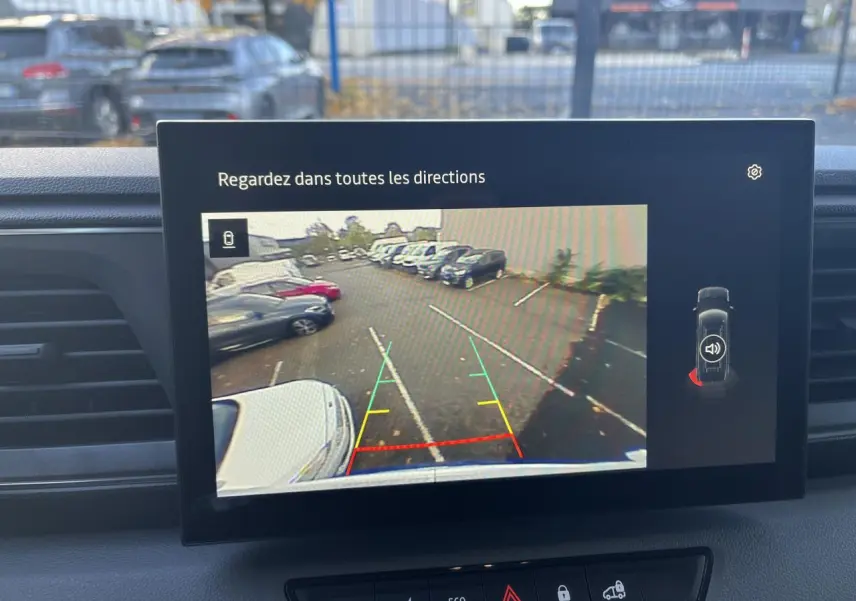Vue intérieure de l'écran de caméra de recul du Renault Master blanc montrant un parking derrière le véhicule.