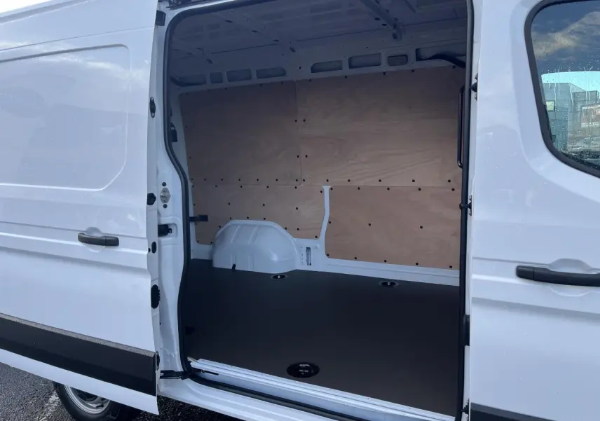 Vue latérale droite du Renault Master blanc 2025 avec porte coulissante ouverte montrant l'intérieur aménagé en fourgon.