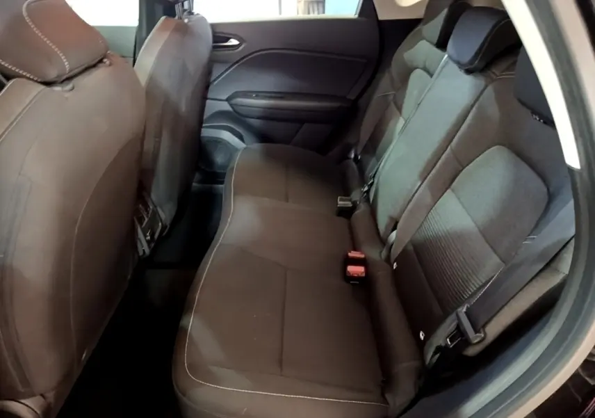 Vue intérieure côté droit sur la banquette arrière noire du Renault Captur Business TCe 140 EDC FAP 2021.