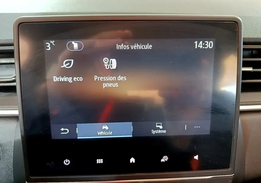 Écran tactile central du tableau de bord du Renault Captur Business 2021 affichant les infos véhicule.