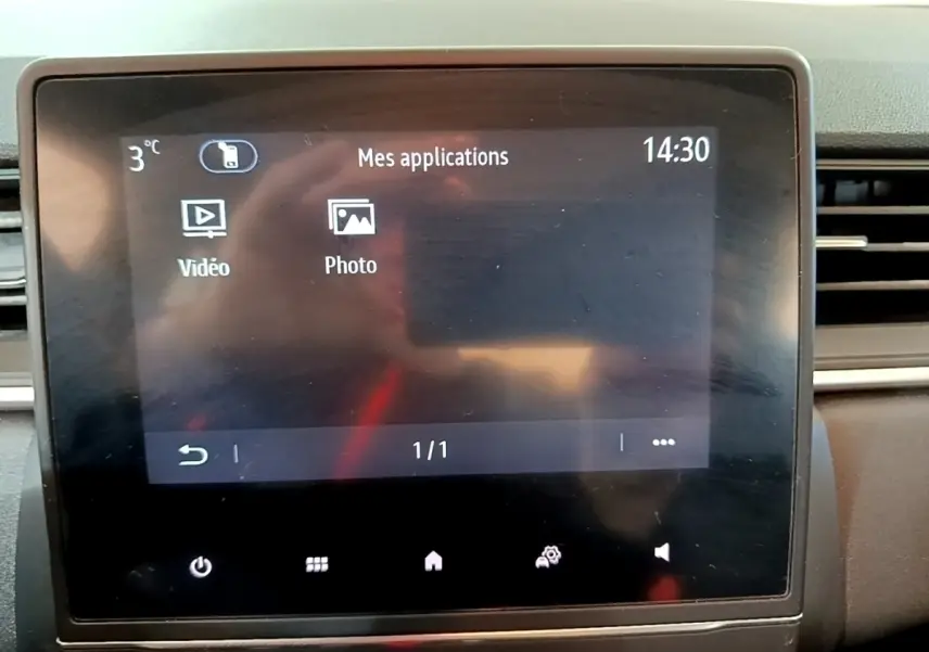 Écran tactile central du tableau de bord du Renault Captur noir, affichant le menu "Mes applications" à 14h30.