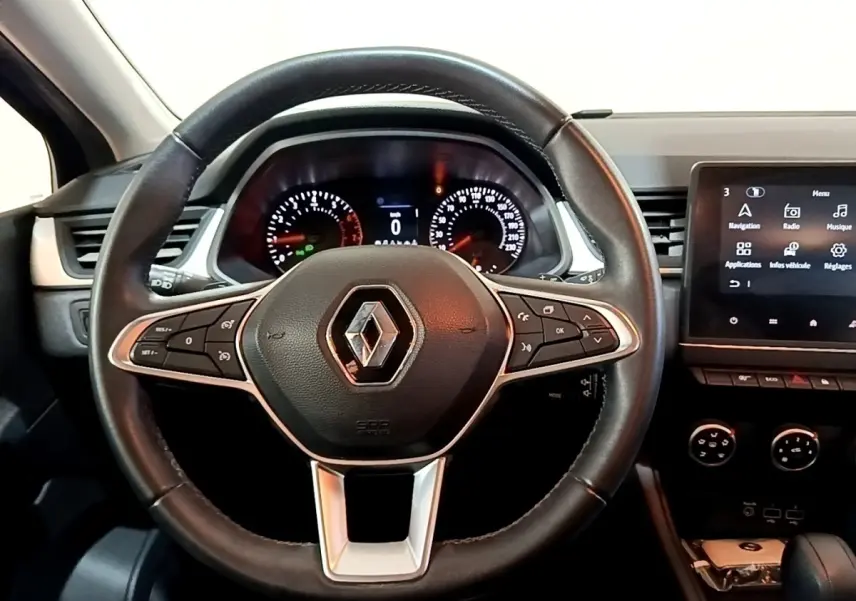 Vue rapprochée du volant noir multifonctions et du combiné d'instruments digital du Renault Captur Business 2021.