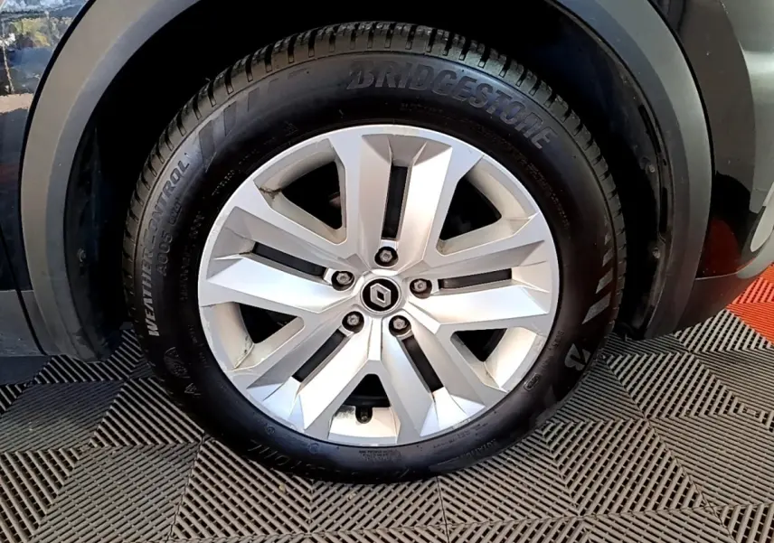 Vue rapprochée de la roue arrière droite du Renault Captur noir 2021, avec passage de roue et pneu Bridgestone visible.