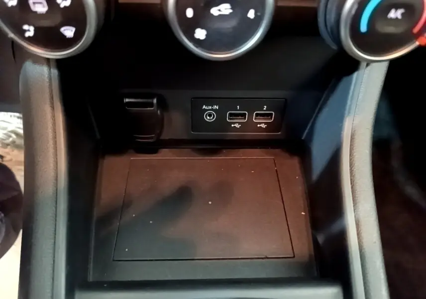 Vue rapprochée de la console centrale noire du Renault Captur avec ports USB et prise Aux-In visibles.