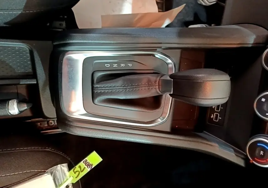 Gros plan sur la console centrale avec levier de boîte automatique noir du Renault Captur Business TCe 140 EDC 2021.