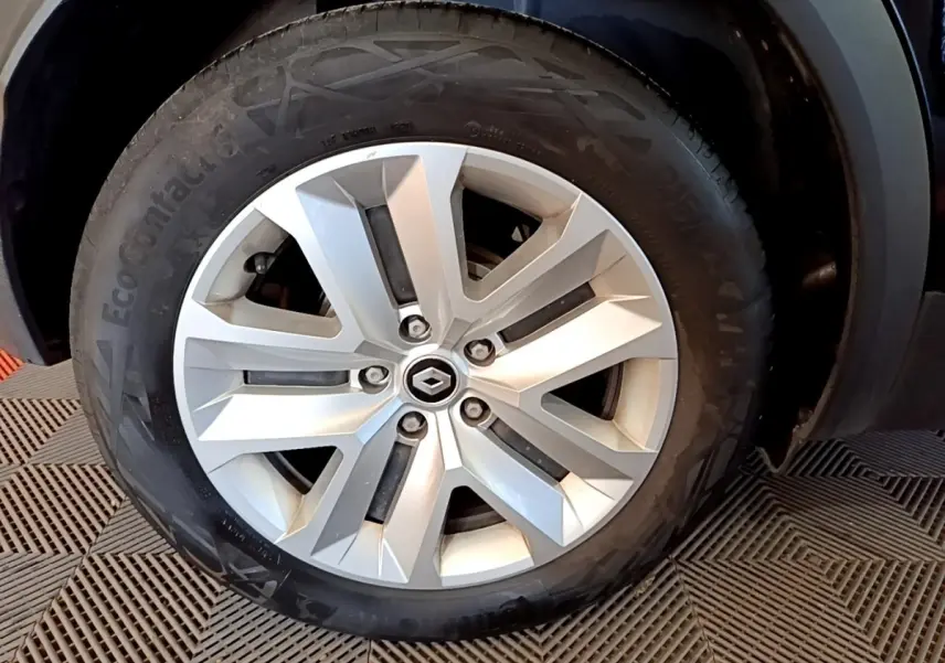 Gros plan sur la roue arrière droite d’un Renault Captur noir 2021, mettant en valeur le pneu et l’aile du véhicule.