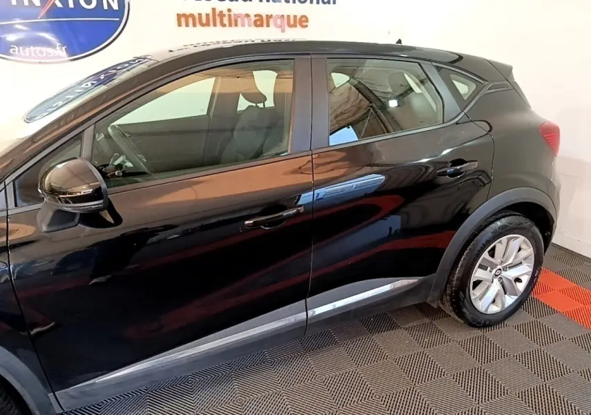Profil droit d'un Renault Captur Business noir 2021, mettant en valeur ses lignes fluides et ses jantes alliage.