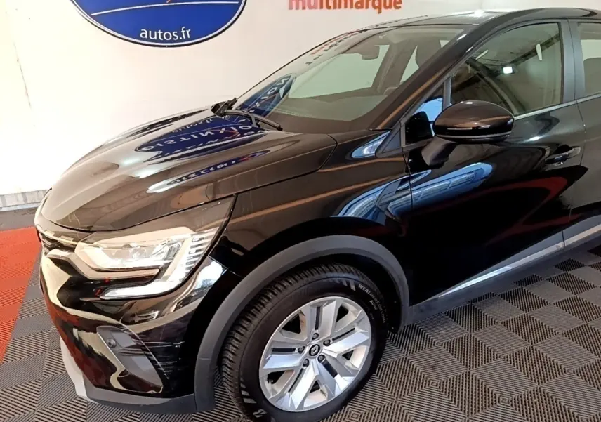 Renault Captur Business TCe 140 noir, vue 3/4 avant droit, phares LED et jantes alliage visibles.