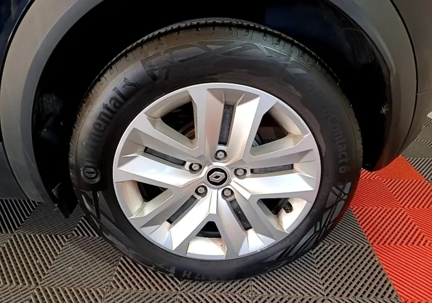 Gros plan sur la roue avant droite du Renault Captur noir avec jante alliage et pneu Continental.