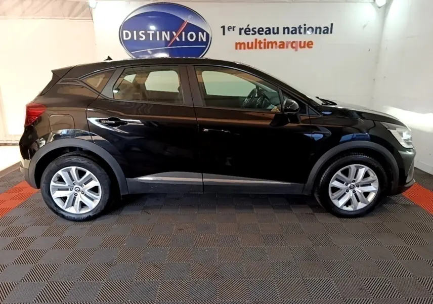 Profil côté gauche d’un Renault Captur Business noir 2021, avec jantes alliage et rétroviseurs noirs brillants.