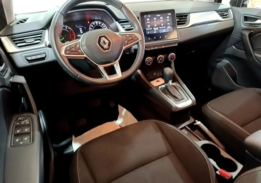 Intérieur Renault Captur Business 2021, vue du poste de conduite avec volant multifonctions et écran tactile central.