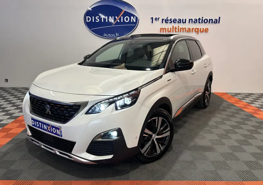 Peugeot 3008 blanc en 3/4 avant droit, avec toit ouvrant et jantes alliage noires, dans un showroom lumineux.