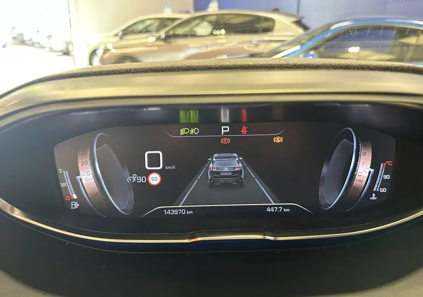 Affichage numérique du tableau de bord du Peugeot 3008 GT Line 2020, montrant la vitesse à 0 km/h et l'alerte de limitation à 50 km/h.